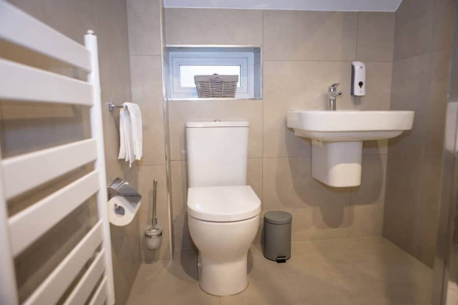 Bathroom with shower and washbasin in Apartment 3